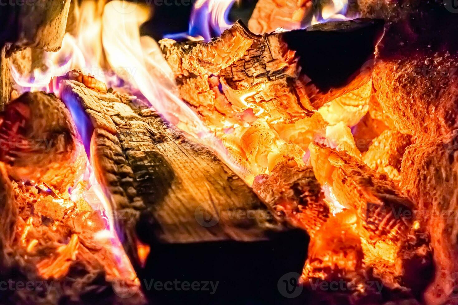 bellissimo camino antico con fuoco a fiamma leggera per il riscaldamento della stanza dell'edificio foto