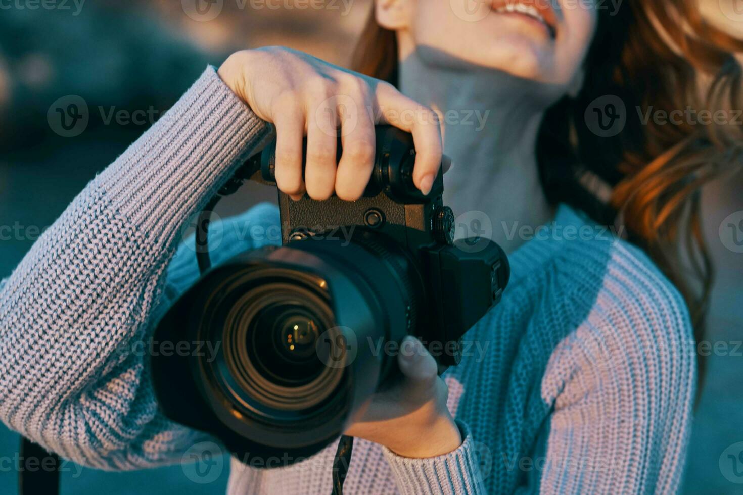 donna fotografo con telecamera nel natura professionale foto