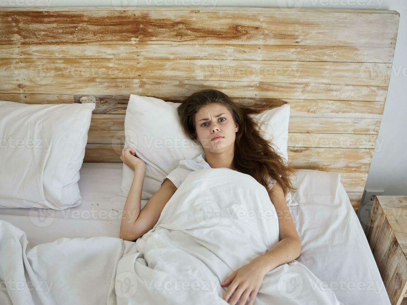 arrabbiato donna bugie nel letto sotto il coperta mattina superiore Visualizza foto