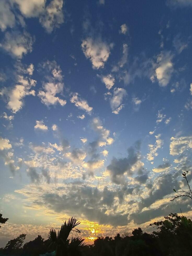 il cielo è blu e il sole è ambientazione. foto