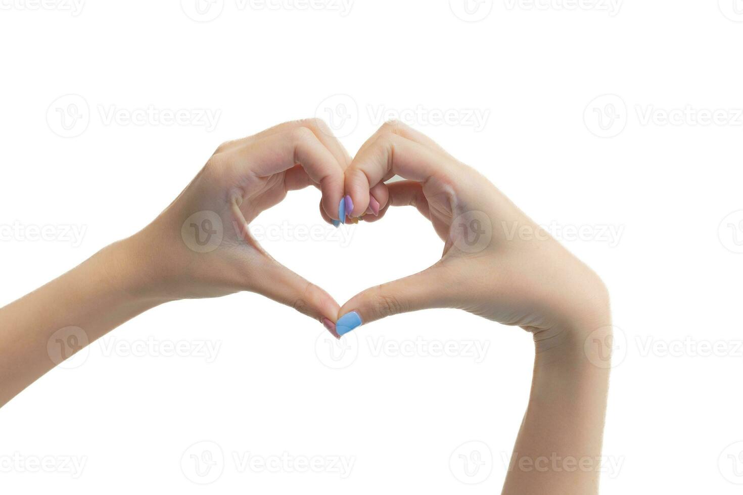 bellissimo femmina mano Spettacoli cuore simbolo come amore cartello nel manicure concetto su il isolato bianca sfondo.. foto