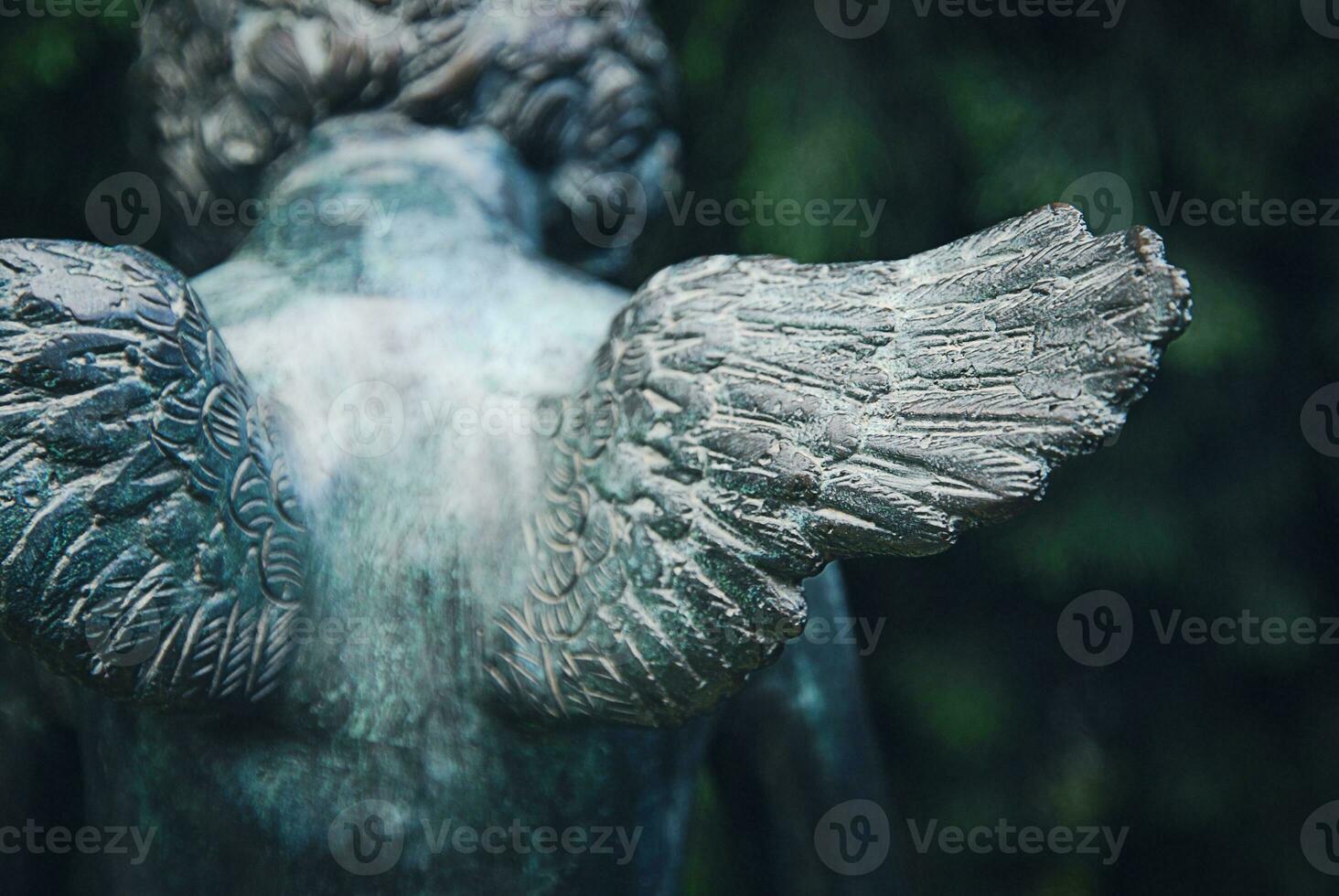 angelo Ali. frammento di bronzo scultura a vecchio cimitero. foto