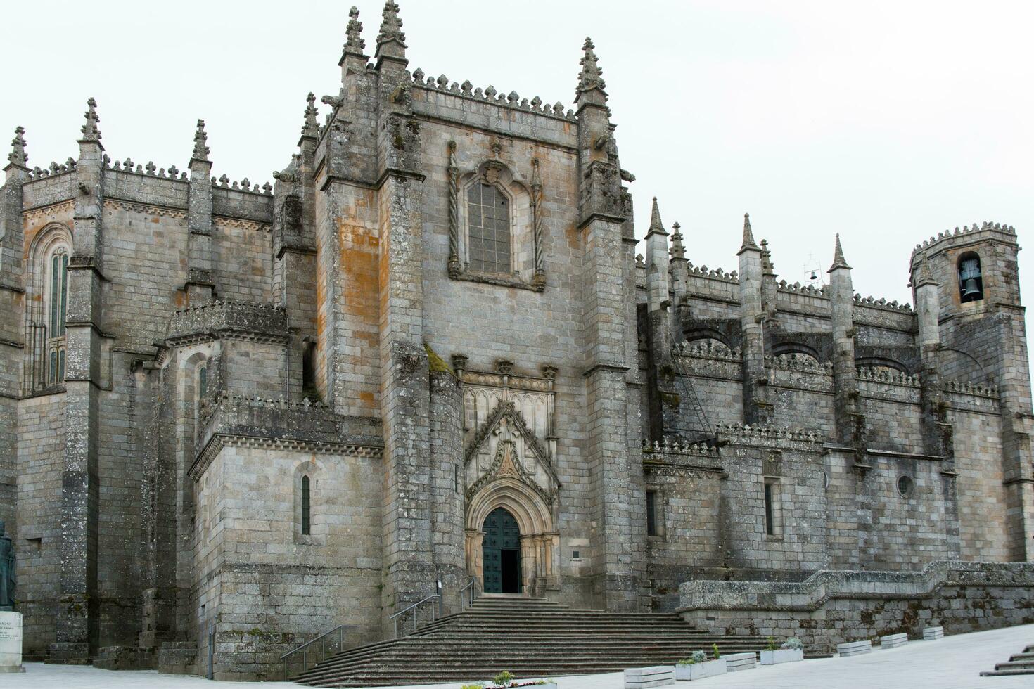 facciata di cattolico Cattedrale di guarda, Portogallo foto