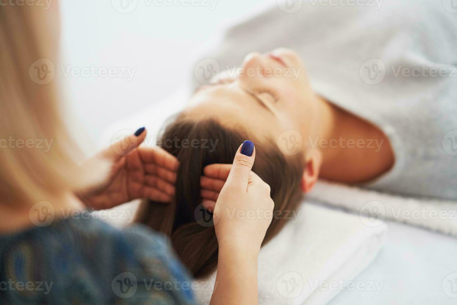 immagine di un trattamento quello coinvolge delicatamente toccante 32 punti su il tuo testa foto