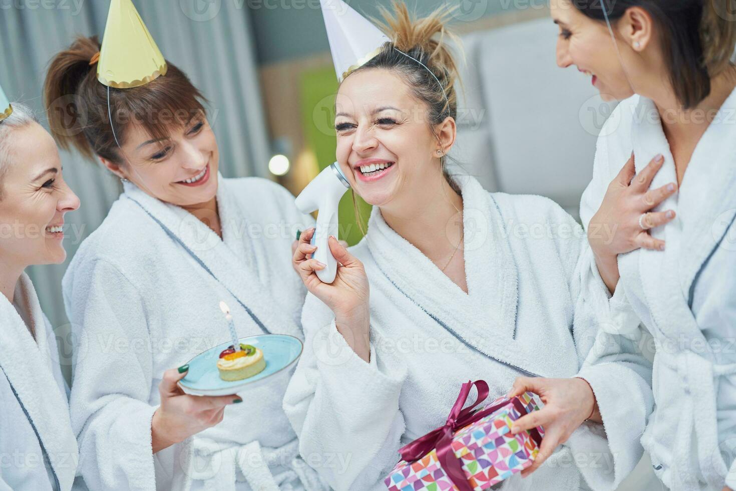 immagine di quattro ragazze nel accappatoio avendo terme compleanno festa foto