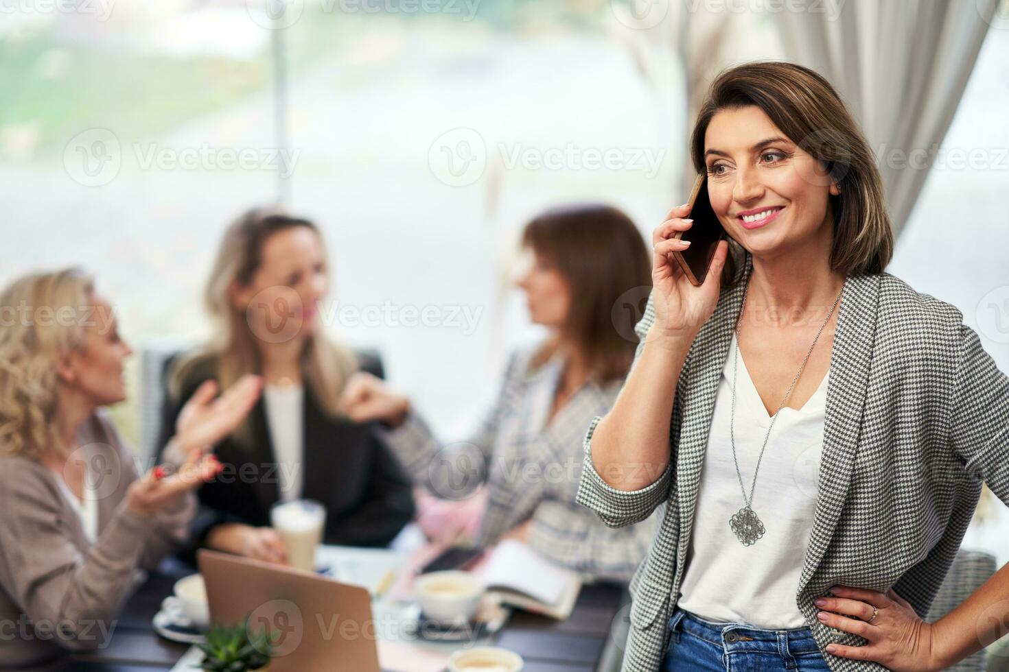 immagine di attività commerciale donna con cellula Telefono su incontro foto