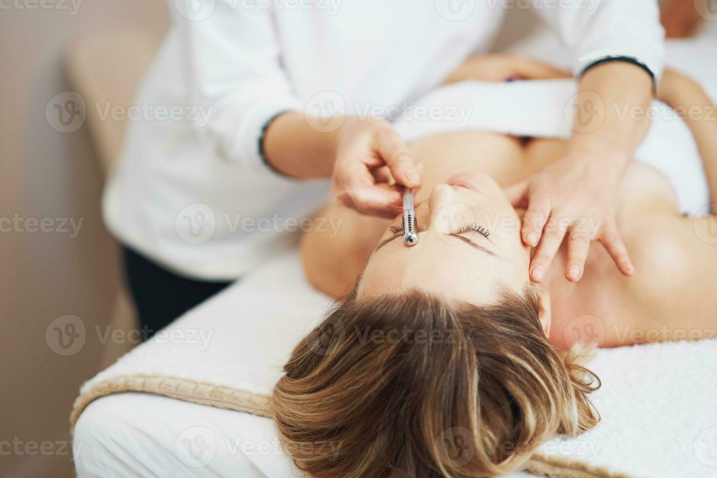 immagine di moxibustione rullo trattamento operazione donna viso foto