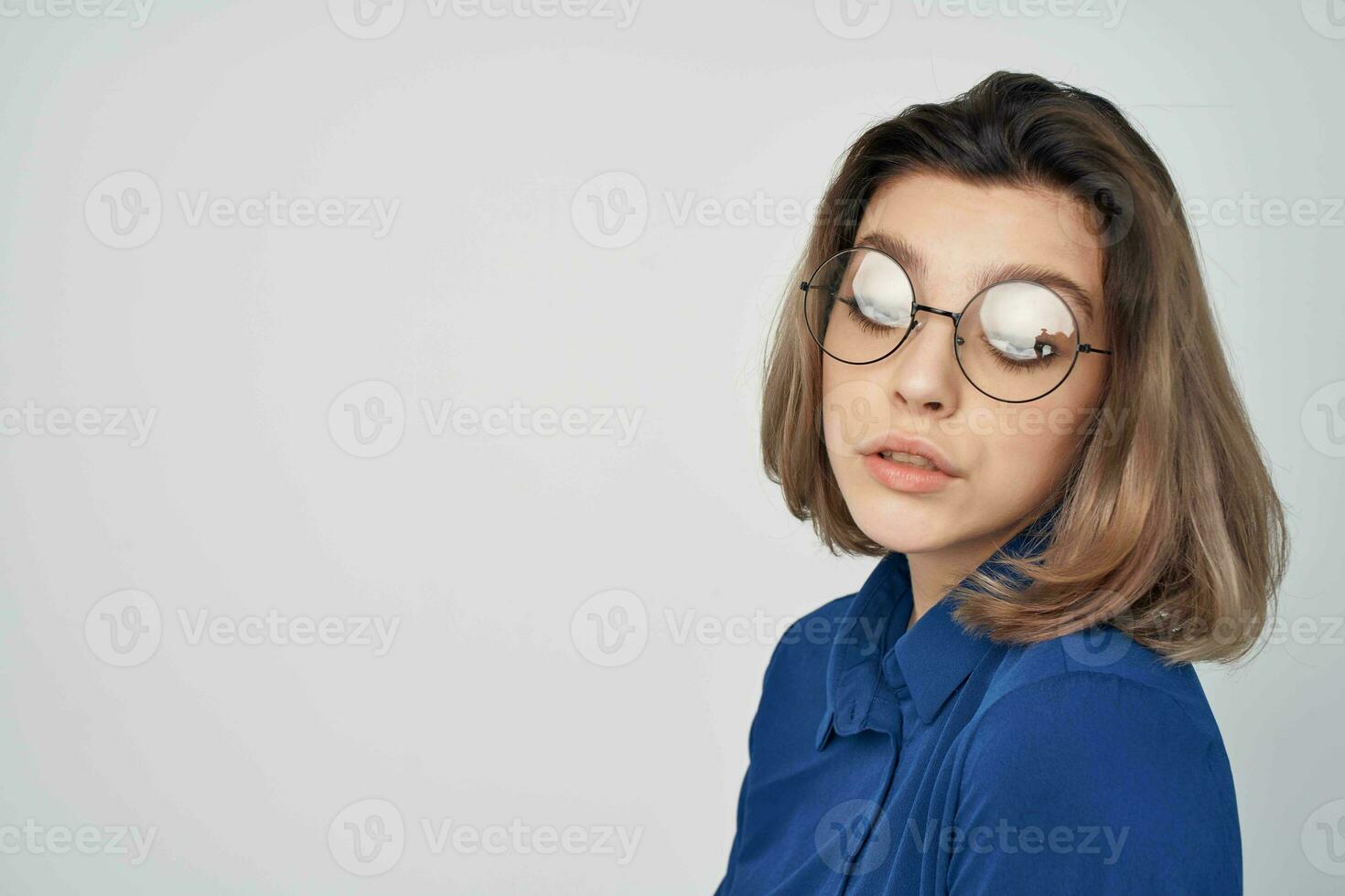 donna con bicchieri nel blu camicia moda in posa elegante stile foto