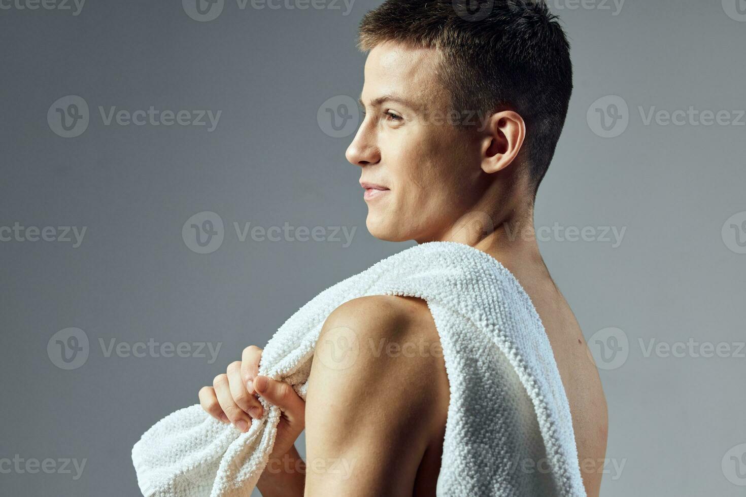 atletico tipo con asciugamano su le spalle pompato su addominali allenarsi foto