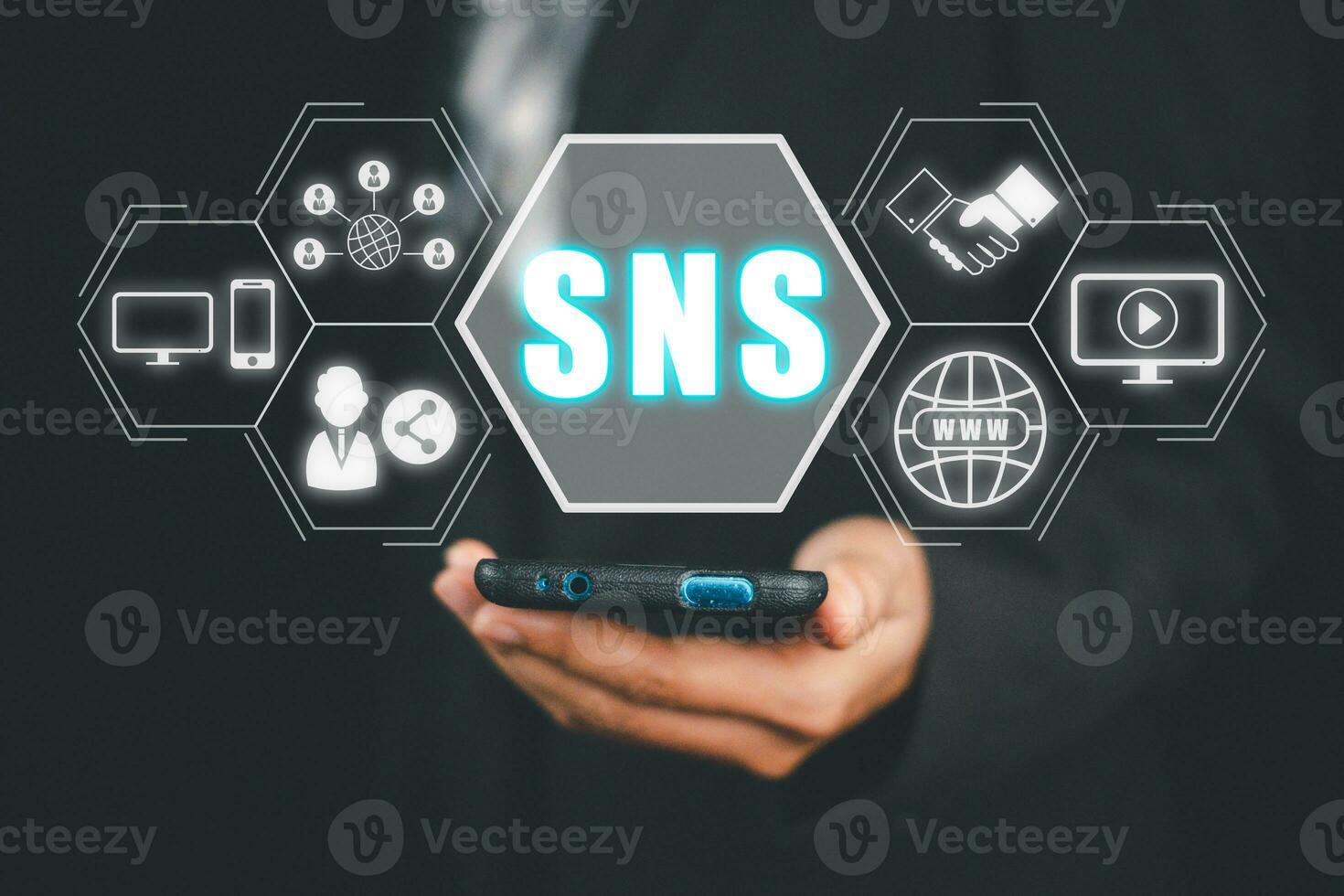 sn, sociale networking servizio, persona mano utilizzando smartphone con SNS icona su virtuale schermo. foto