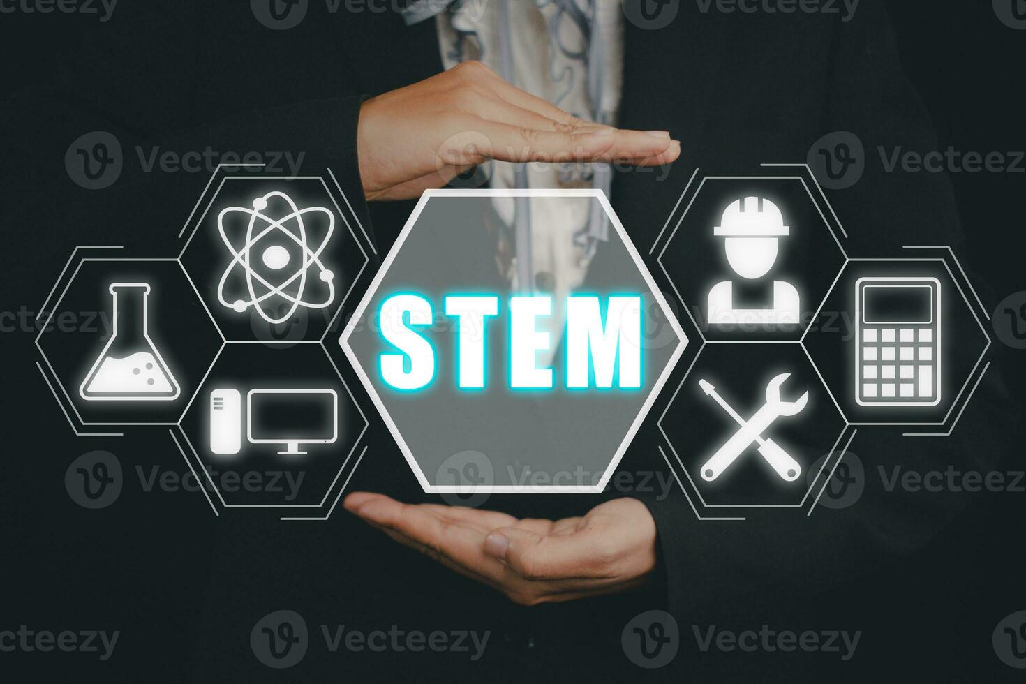 stelo concetto, scienza, tecnologia, ingegneria, matematica, uomo d'affari mano Tenere stelo icona su virtuale schermo. foto