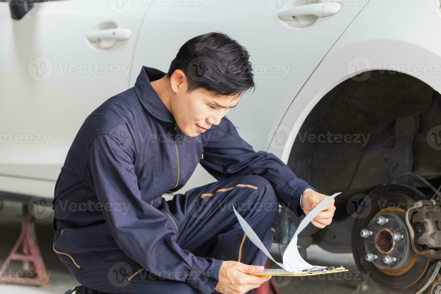 auto meccanico riparatore con un' lista di controllo, tecnico controllo moderno auto a box auto, auto riparazione e Manutenzione concetti foto