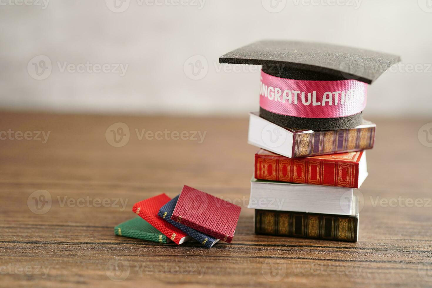 la laurea cappello su libro con copia spazio, apprendimento Università formazione scolastica concetto. foto