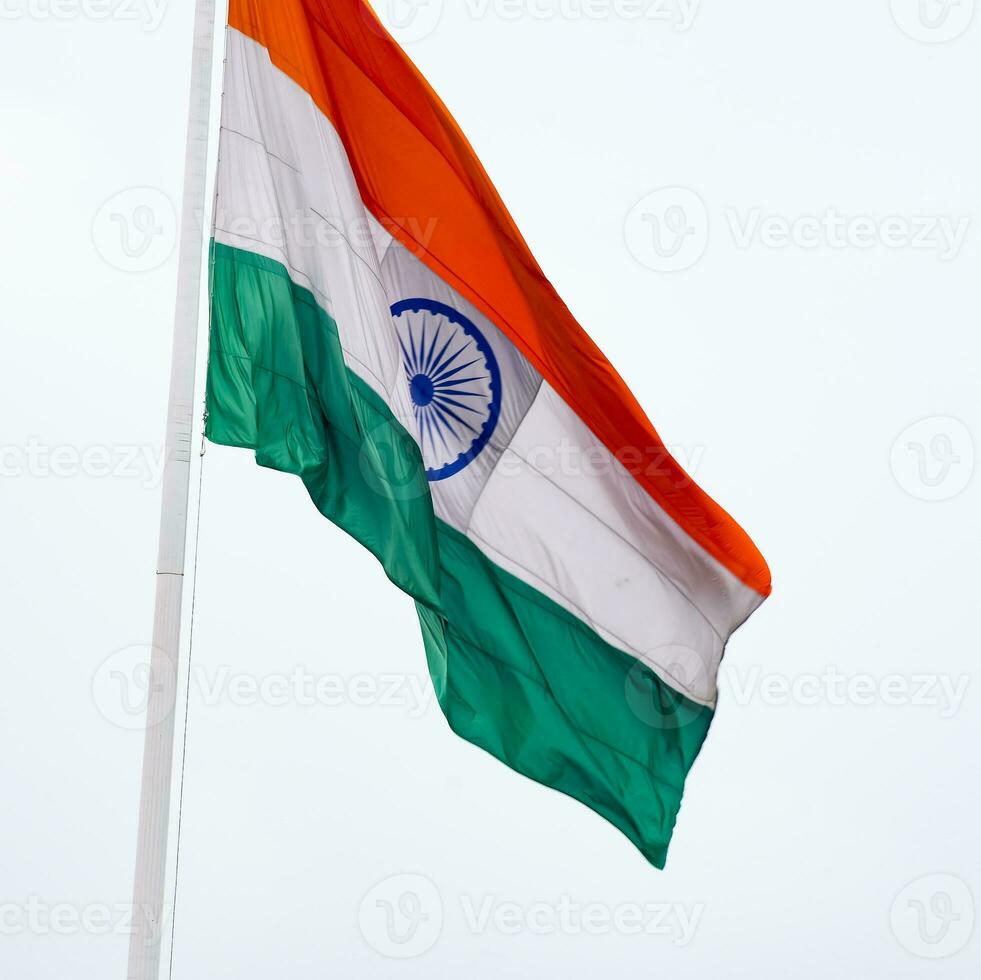 sventolando la bandiera indiana, bandiera dell'india, bandiera indiana che svolazza in alto a connaught place con orgoglio nel cielo blu, bandiera indiana, har ghar tiranga, sventolando la bandiera indiana foto