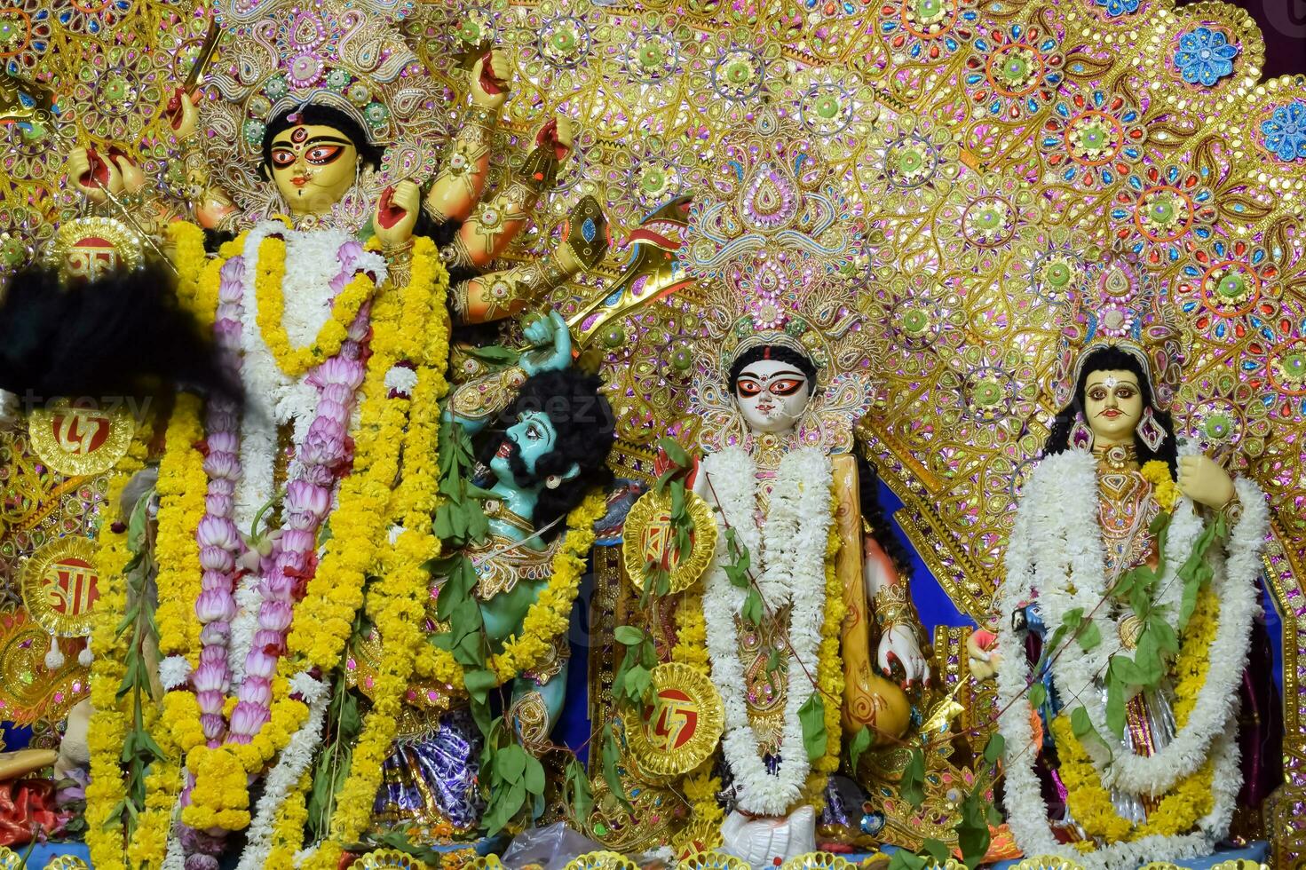 dea durga con aspetto tradizionale in vista ravvicinata in un sud kolkata durga puja, durga puja idol, un più grande festival navratri indù in india foto