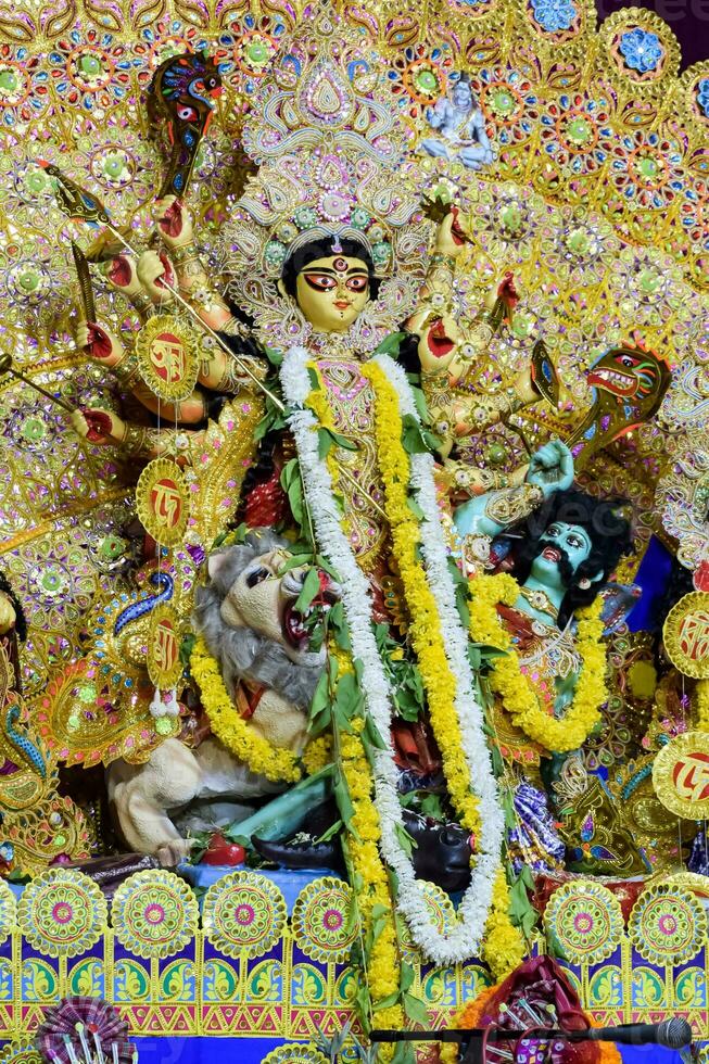 dea durga con aspetto tradizionale in vista ravvicinata in un sud kolkata durga puja, durga puja idol, un più grande festival navratri indù in india foto