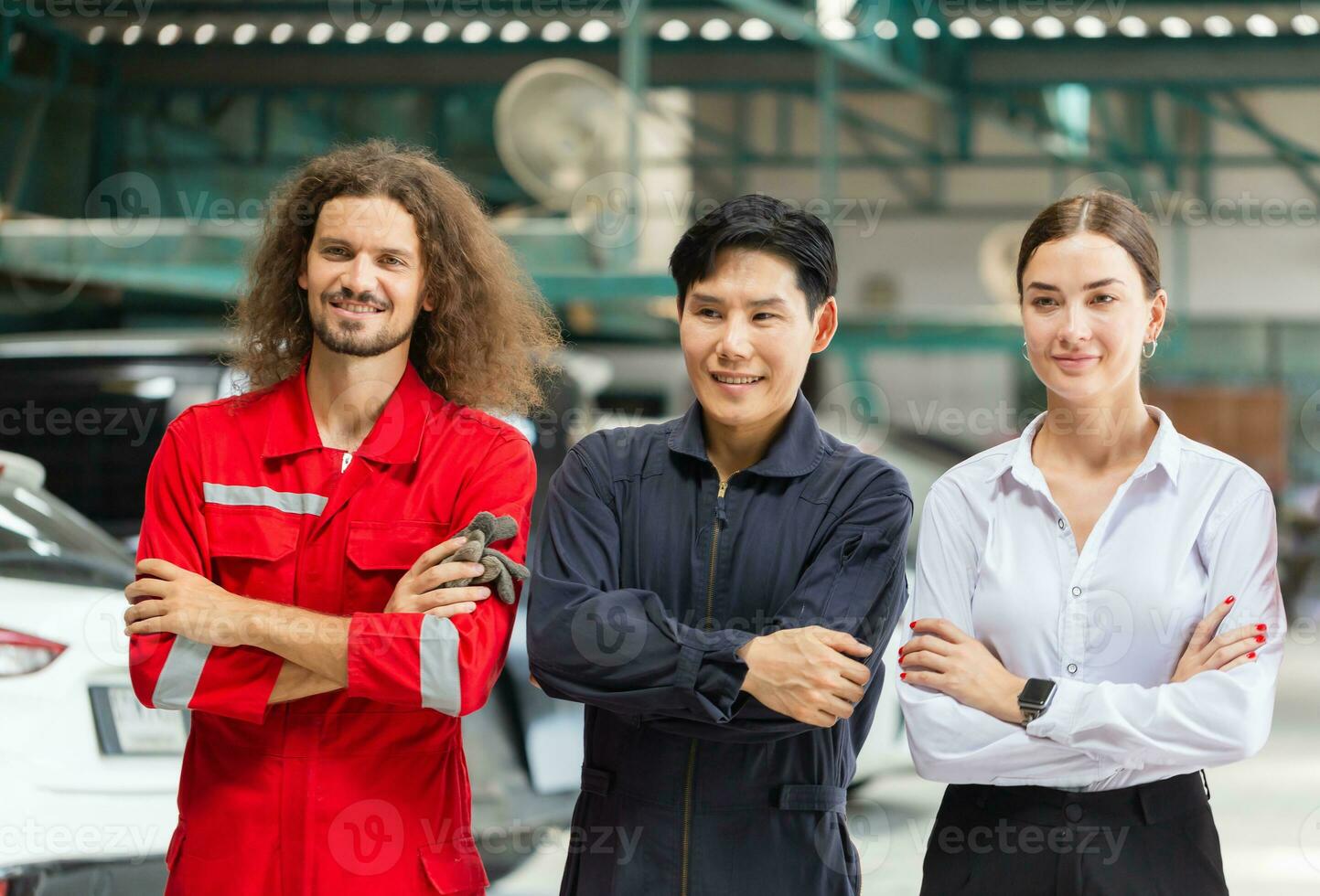 manager e auto meccanico squadra in piedi con braccia attraversato nel un' riparazione box auto, auto riparazione e Manutenzione concetti foto