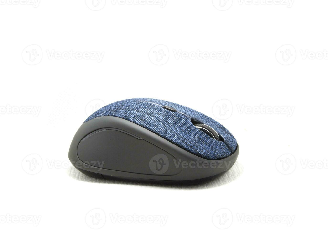 mouse per computer blu dalla forma meravigliosa con un design moderno ed ergonomico ed ergonomia come mouse wireless su sfondo bianco separato. foto