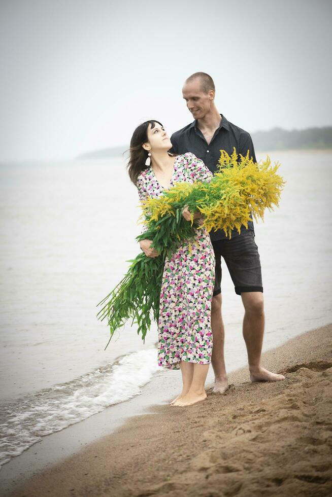 romantico giovane coppia nel amore su il spiaggia foto