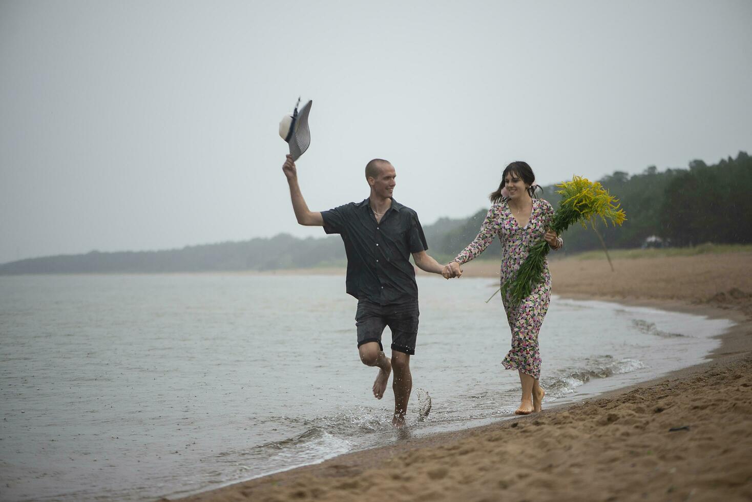 romantico giovane coppia nel amore su il spiaggia foto