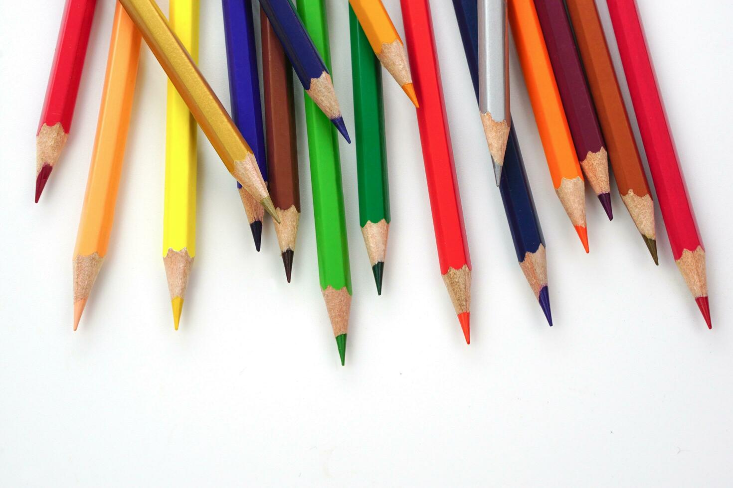 superiore Visualizza di colorato matite o pastello su bianca sfondo. apprendimento, studia e presentazione concetto. foto