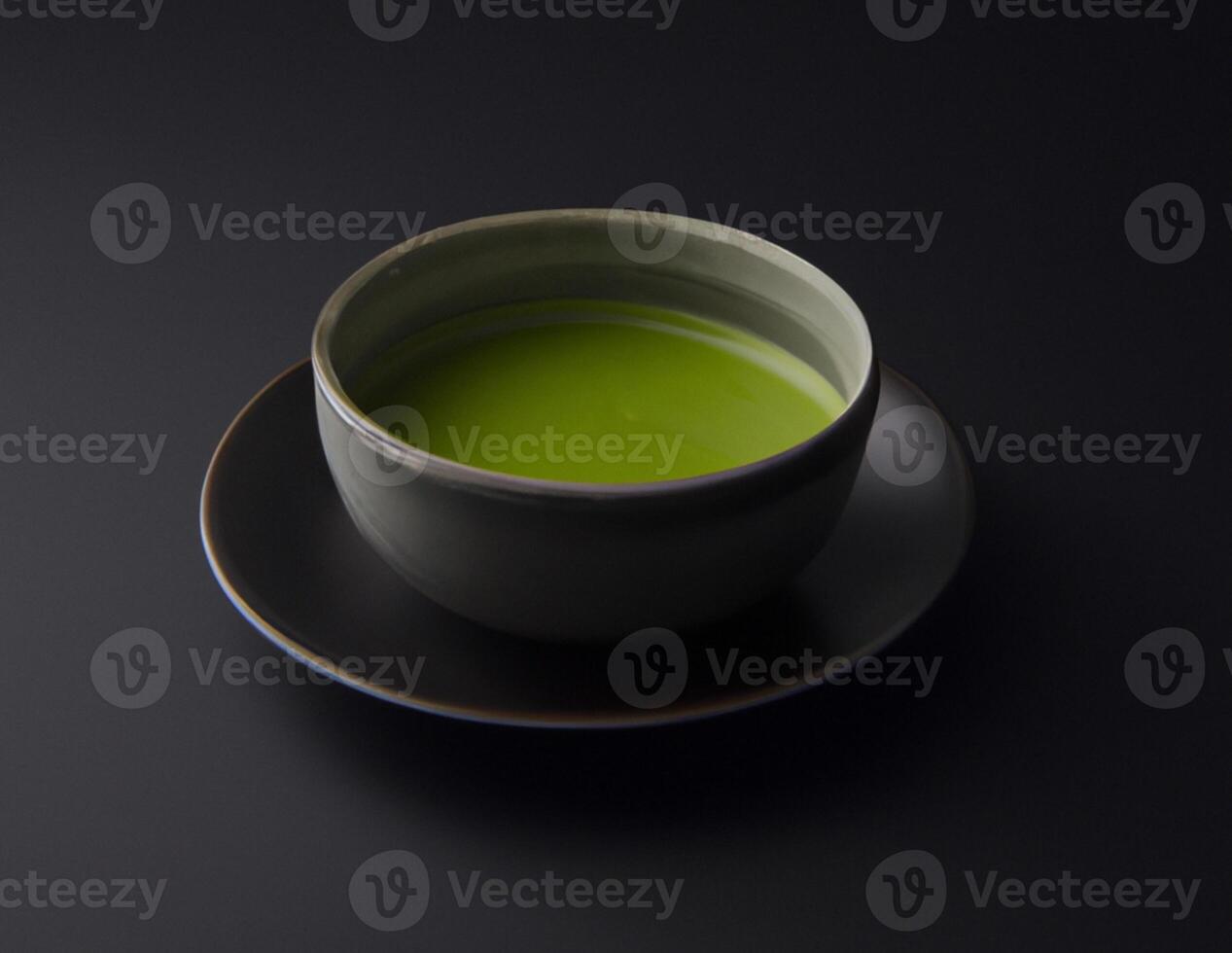 matcha tè nel il tazza isolato su nero sfondo vicino su. giapponese tè cerimonia concetto. ai generato. foto