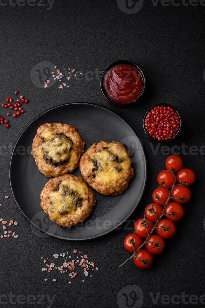 delizioso al forno carne Barche con funghi, formaggio, sale e spezie foto