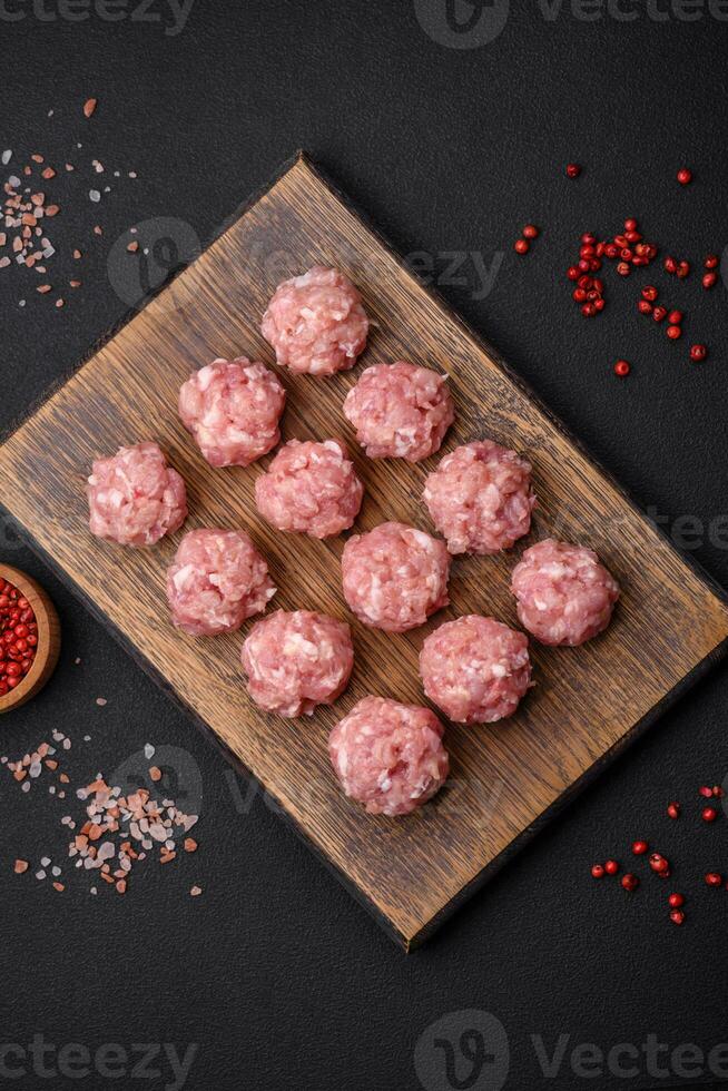 crudo Polpette di tritato carne manzo, Maiale o pollo con sale, spezie e erbe aromatiche foto