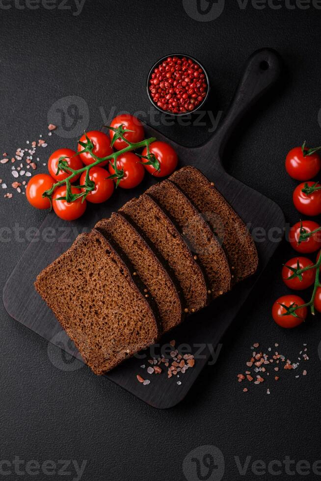 delizioso fresco Marrone pane con cereali e semi affettato su un' di legno taglio tavola foto