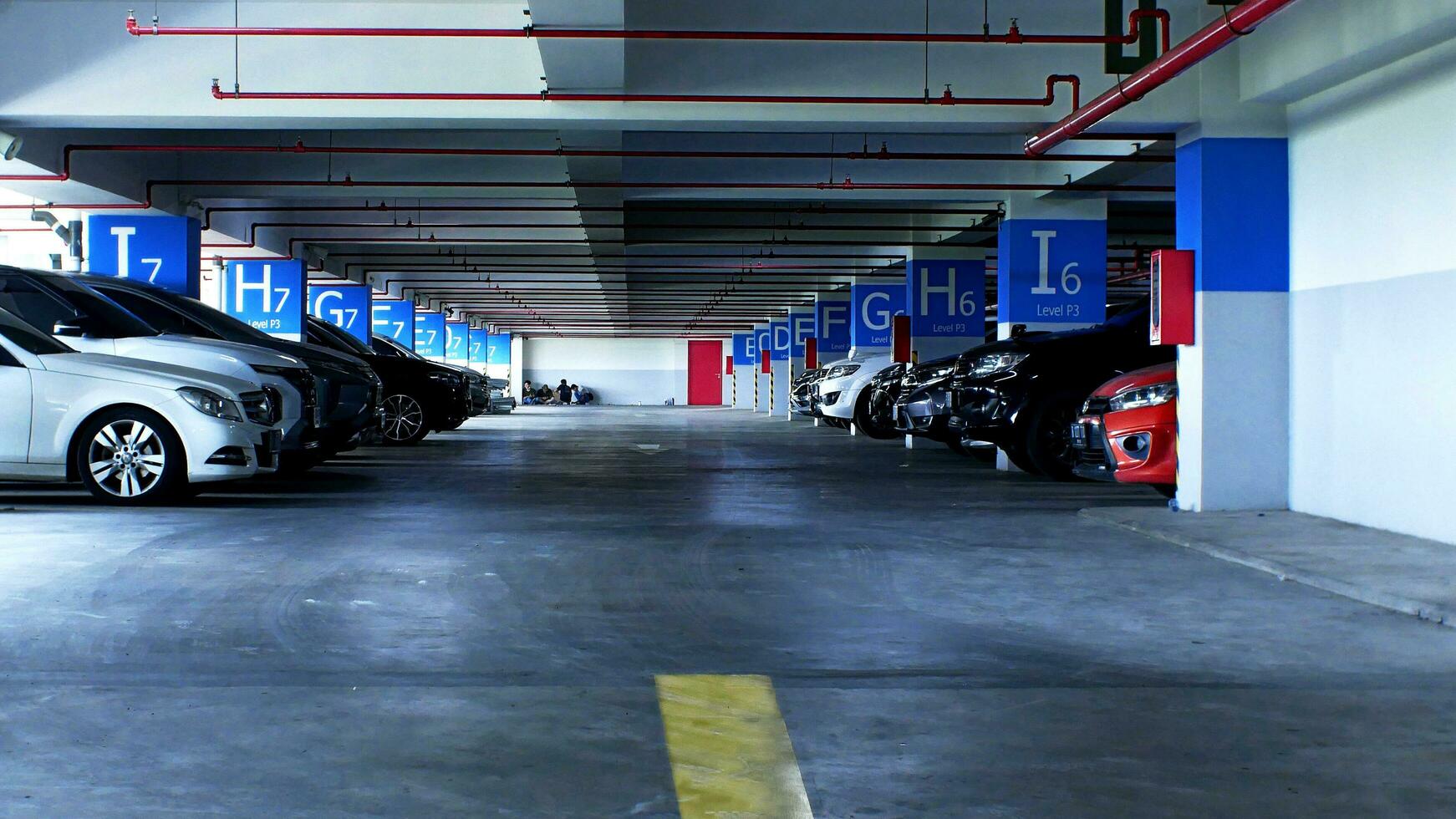 parcheggio dentro il edificio foto