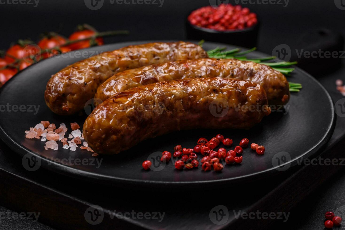 delizioso fritte grigliato salsicce con sale, spezie e erbe aromatiche foto