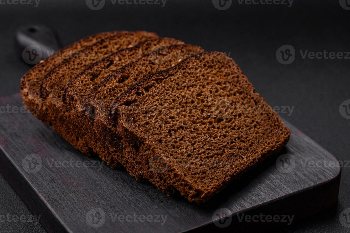 delizioso fresco Marrone pane con cereali e semi affettato su un' di legno taglio tavola foto