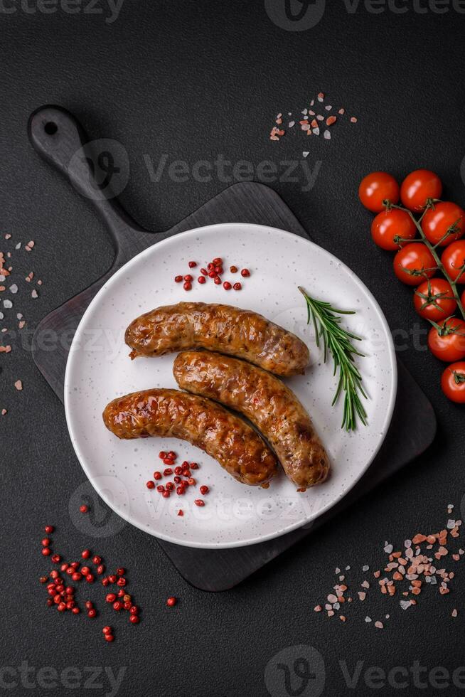 delizioso fritte grigliato salsicce con sale, spezie e erbe aromatiche foto