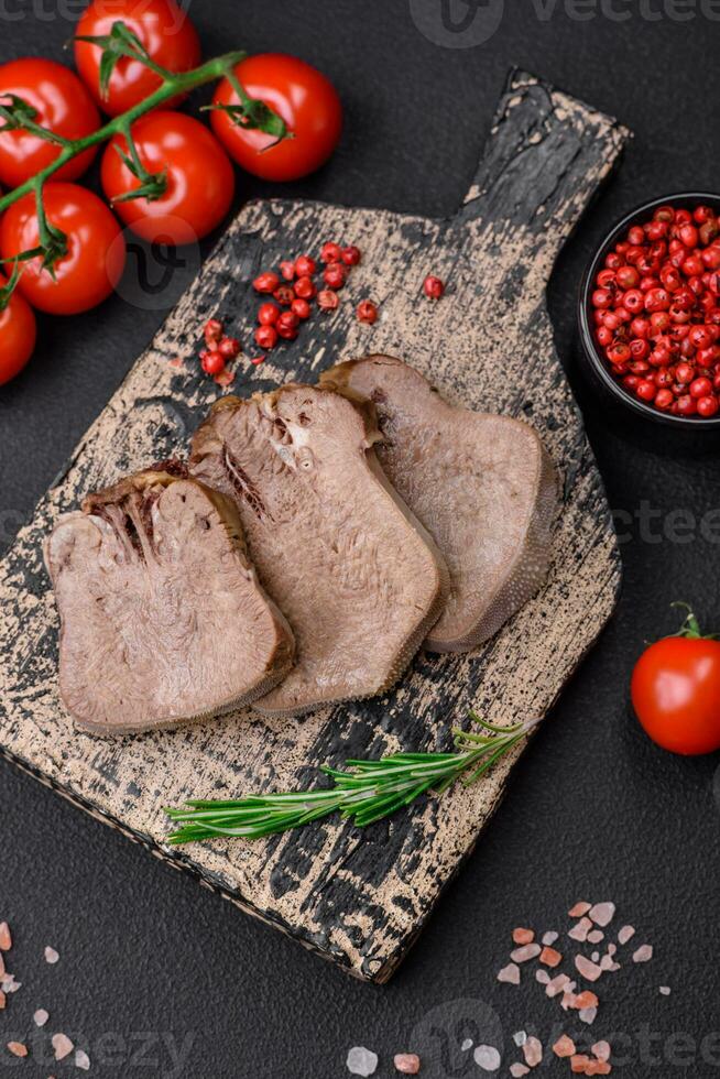 delizioso bollito Manzo lingua affettato con verdure e spezie foto