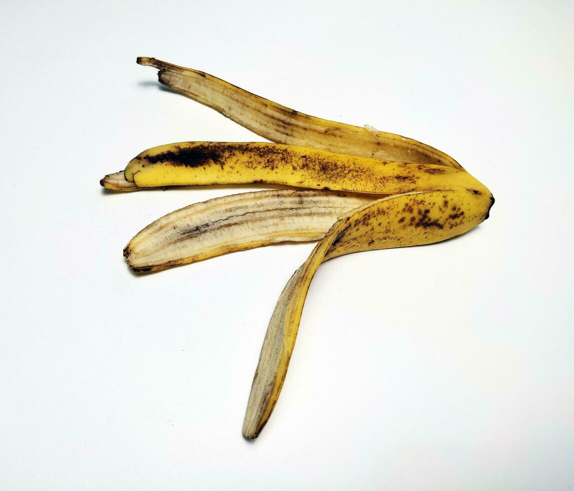 buccia di banana su sfondo bianco foto