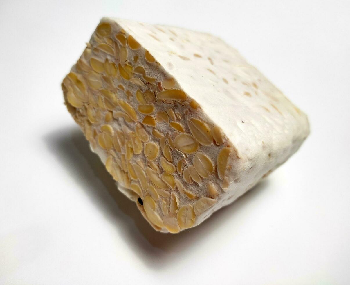 crudo tempeh o tempo, indonesiano tradizionale cibo, fatto a partire dal fermentato semi di soia, su bianca sfondo. foto