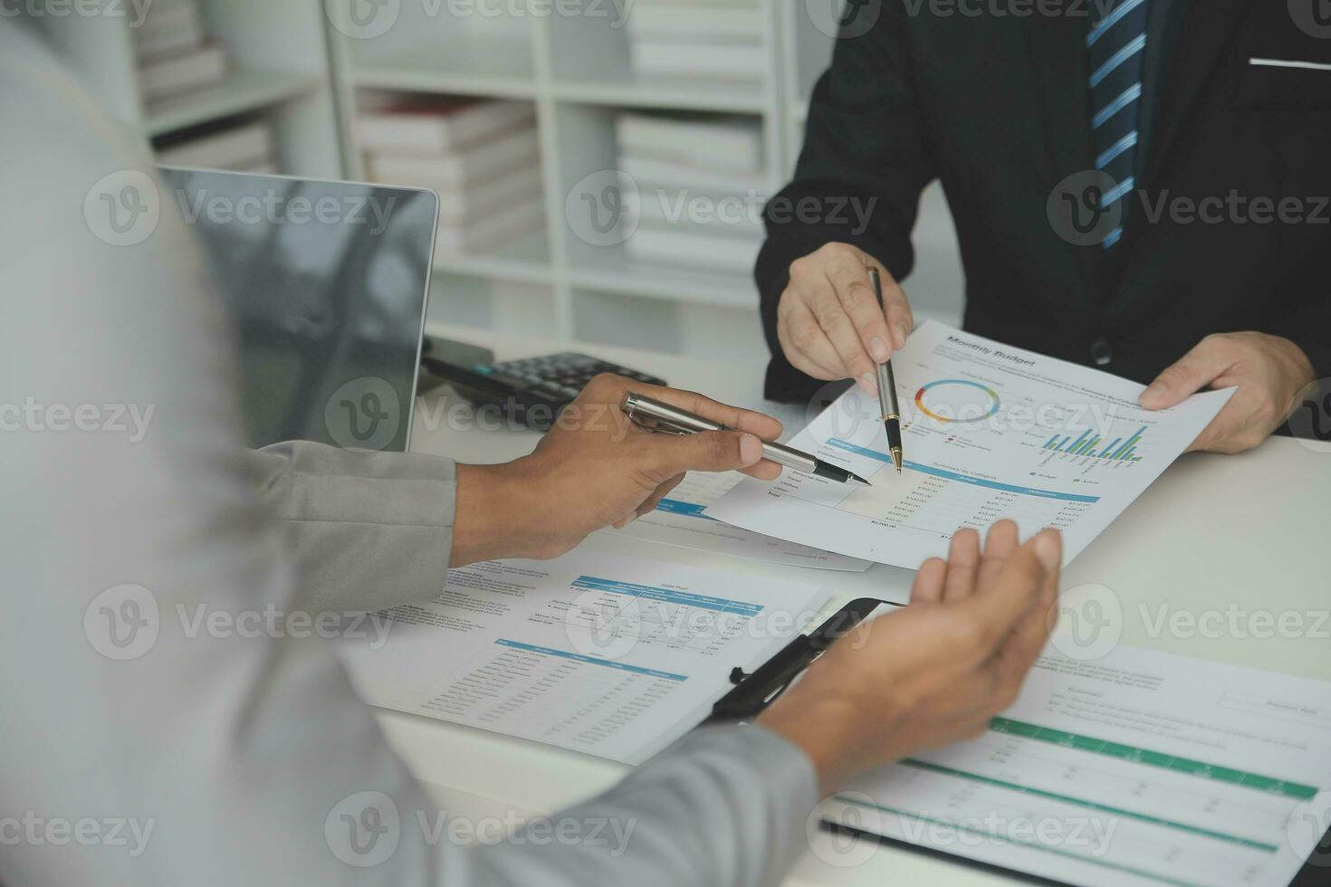 squadra di uomini d'affari che lavorano insieme nell'ufficio della sala riunioni, grafici di sfondo del lavoro di squadra e banner grafici, lavoro di squadra di successo a doppia esposizione, concetto di pianificazione aziendale. foto