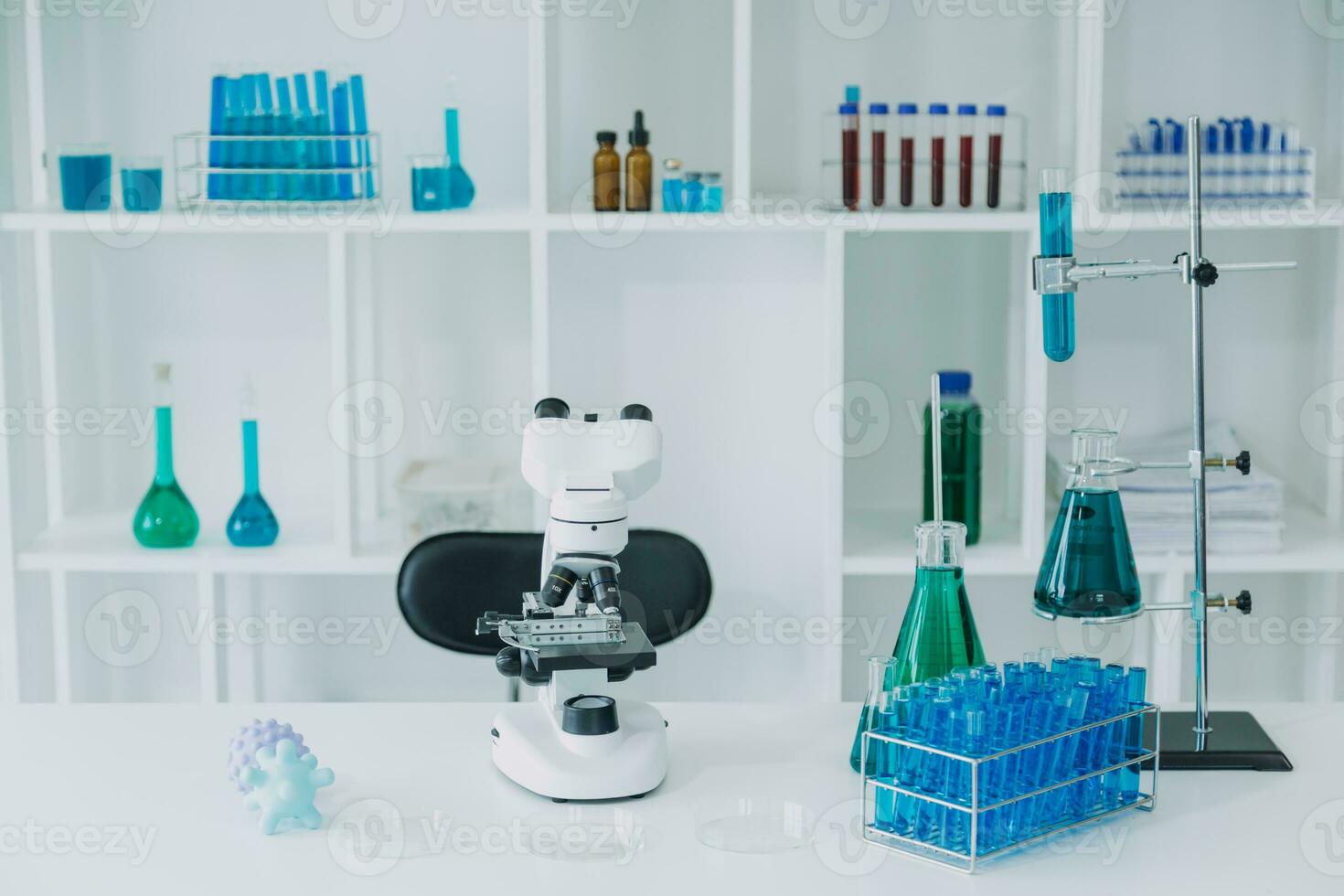 microscopio con laboratorio cristalleria, scienza laboratorio ricerca e sviluppo concetto foto