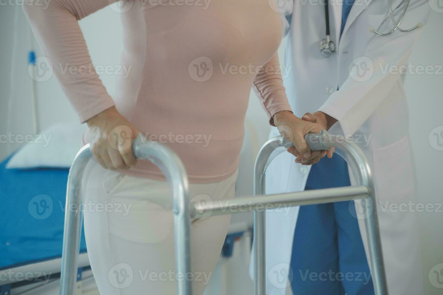 asiatico giovane donna infermiera a assistenza infermieristica casa prendere cura Disabilitato anziano uomo. badante medico servire fisico terapia per più vecchio anziano paziente per esercizio e pratica a piedi su camminatore o canna a Giardino dietro la casa. foto