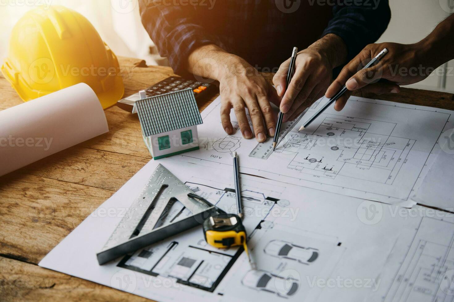 costruzione e struttura concetto di ingegnere o architetto incontro per progetto Lavorando con compagno e ingegneria utensili su modello edificio e planimetria nel Lavorando luogo, contrarre per tutti e due aziende. foto