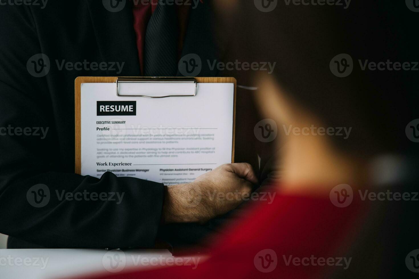 vicino su Visualizza di lavoro colloquio nel ufficio, messa a fuoco su curriculum vitae scrittura Consigli, datore di lavoro rivedere bene CV di preparato qualificato richiedente, reclutatore considerando applicazione, hr manager fabbricazione assumere decisione foto