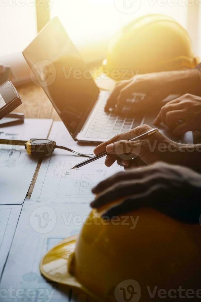 costruzione e struttura concetto di ingegnere o architetto incontro per progetto Lavorando con compagno e ingegneria utensili su modello edificio e planimetria nel Lavorando luogo, contrarre per tutti e due aziende. foto