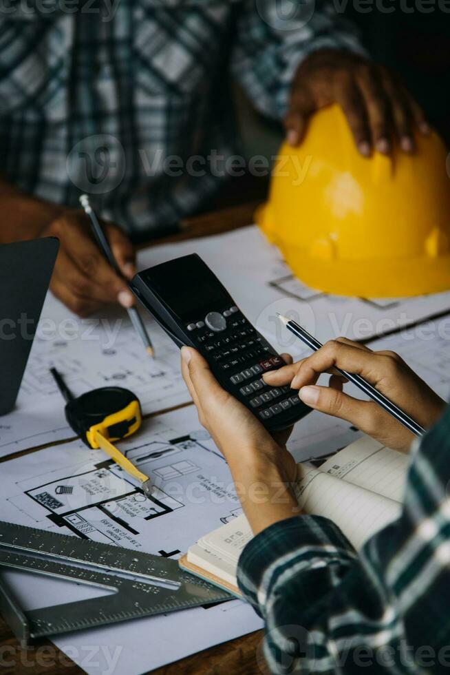 Due specialisti ispezionare commerciale, industriale edificio costruzione luogo. vero tenuta progetto con civile ingegnere, investitore uso il computer portatile. nel il sfondo gru, grattacielo calcestruzzo cassaforma montatura foto