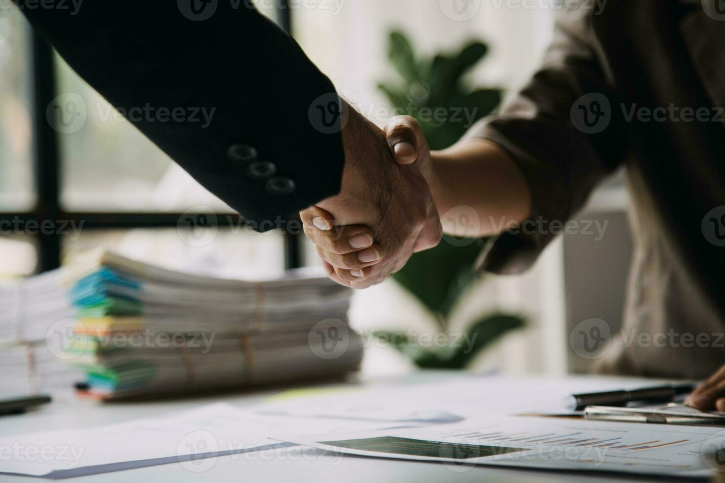 gli analisti finanziari analizzano i rapporti finanziari aziendali su un progetto di investimento di pianificazione di un tablet digitale durante una discussione in una riunione aziendale che mostra i risultati del loro lavoro di squadra di successo. foto