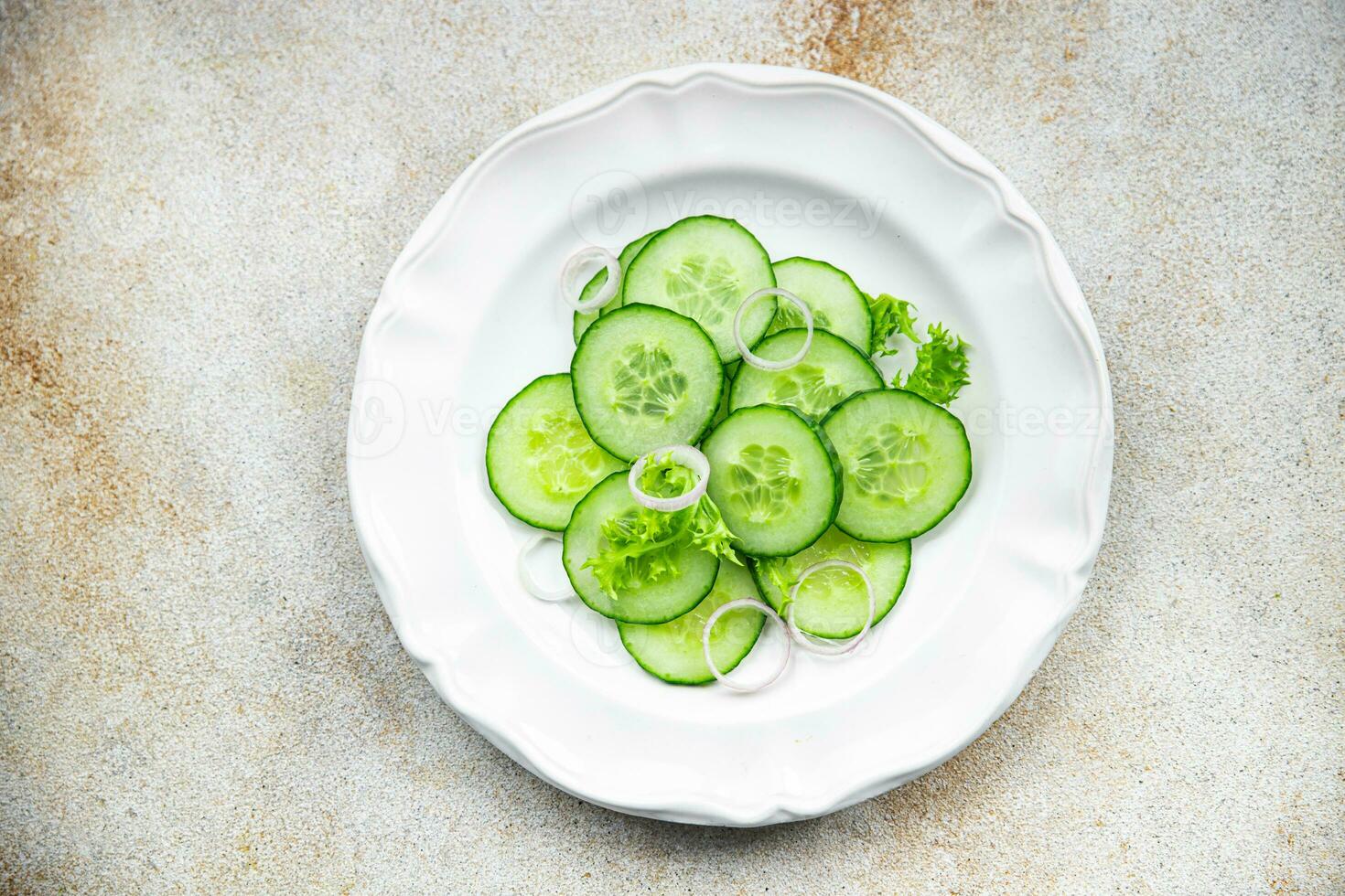 cetriolo insalata fresco verdura salutare pasto cibo merenda su il tavolo copia spazio cibo sfondo rustico superiore Visualizza cheto o paleo dieta veggie vegano o vegetariano cibo foto