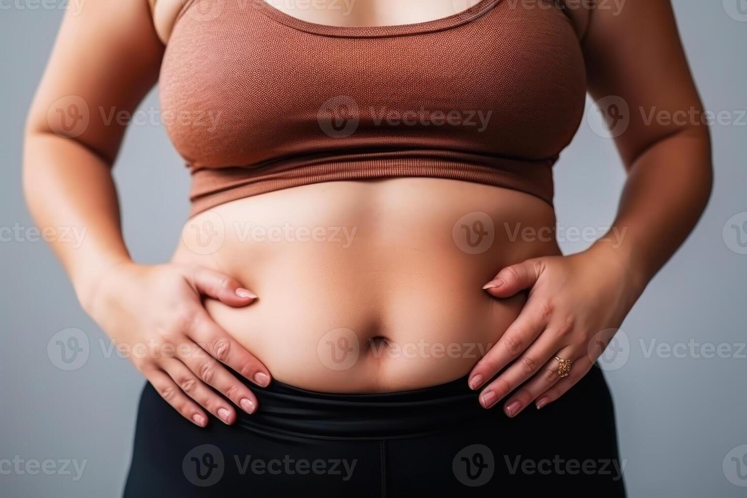 sovrappeso donna nel abbigliamento sportivo con mite obesità Tenere sua stomaco generativo ai foto