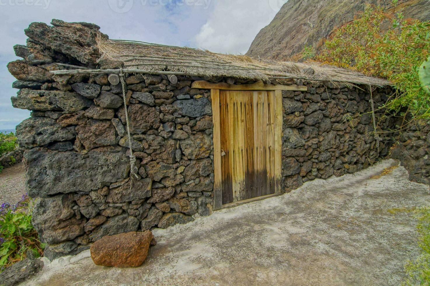 abbandonato pietra fatto Casa foto