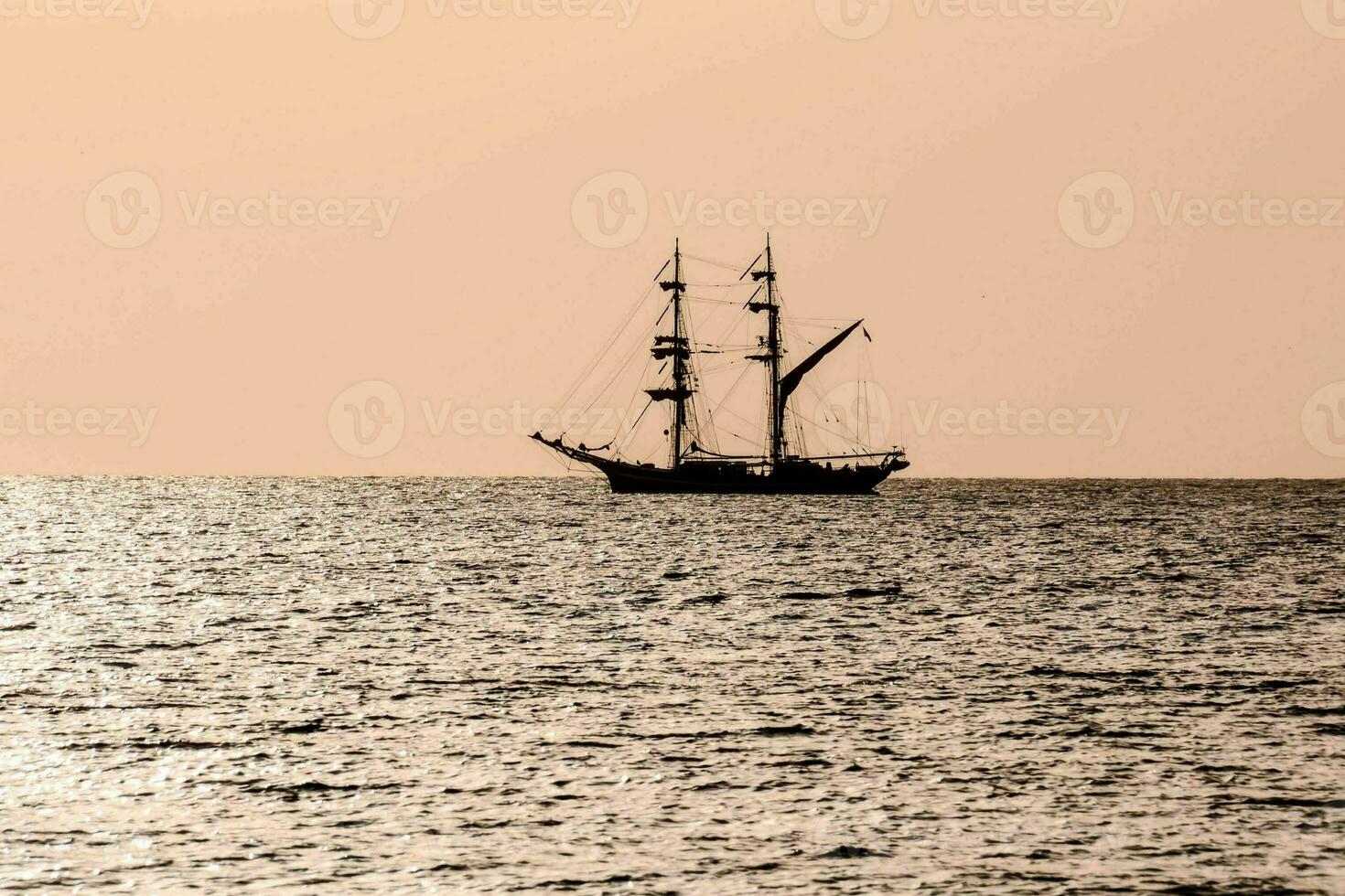 un' nave su il mare foto