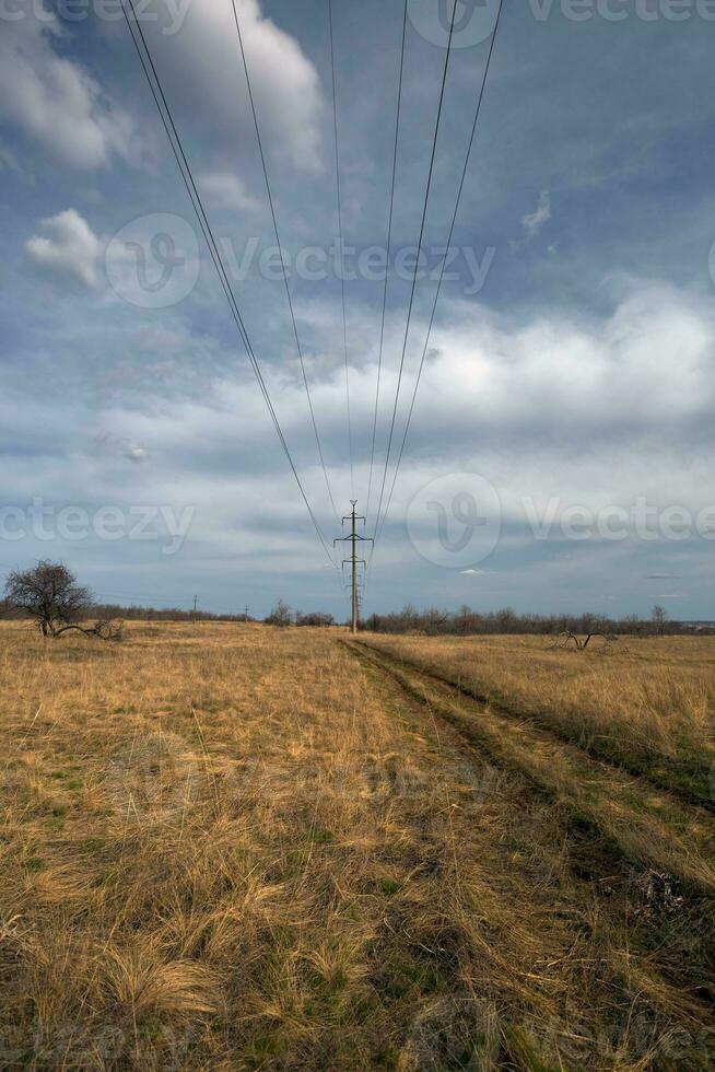 il strada tratti in il distanza. energia linea Il prossimo per il strada andando in il distanza foto