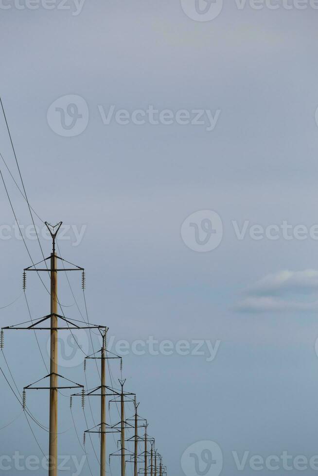 pilone e trasmissione energia linea nel tramonto foto